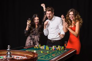 Goście bawiący się przy stole do blackjacka – mobilne kasyno na imprezę w pełnym rozkwicie.