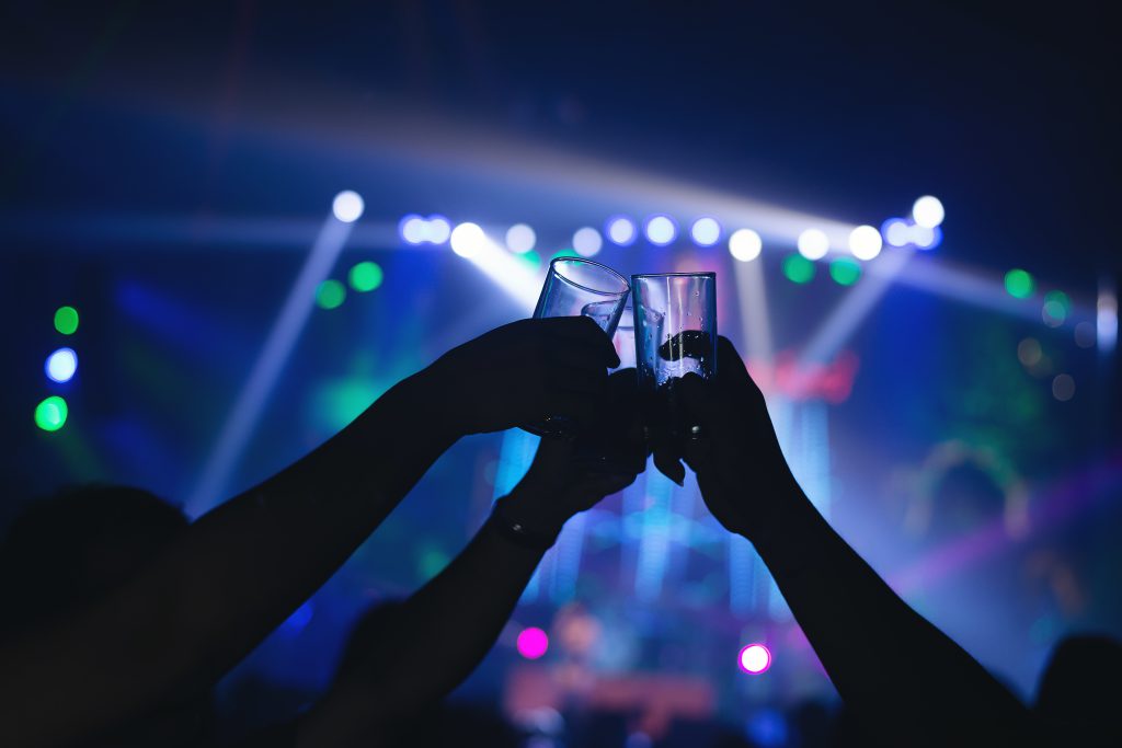 Atrakcja na imprezę firmową w Krakowie – scena klubu nocnego z tancerzami i efektami świetlnymi

