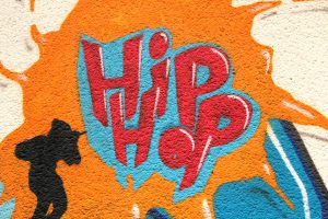 napis Hip Hop na pomarańczowym tle