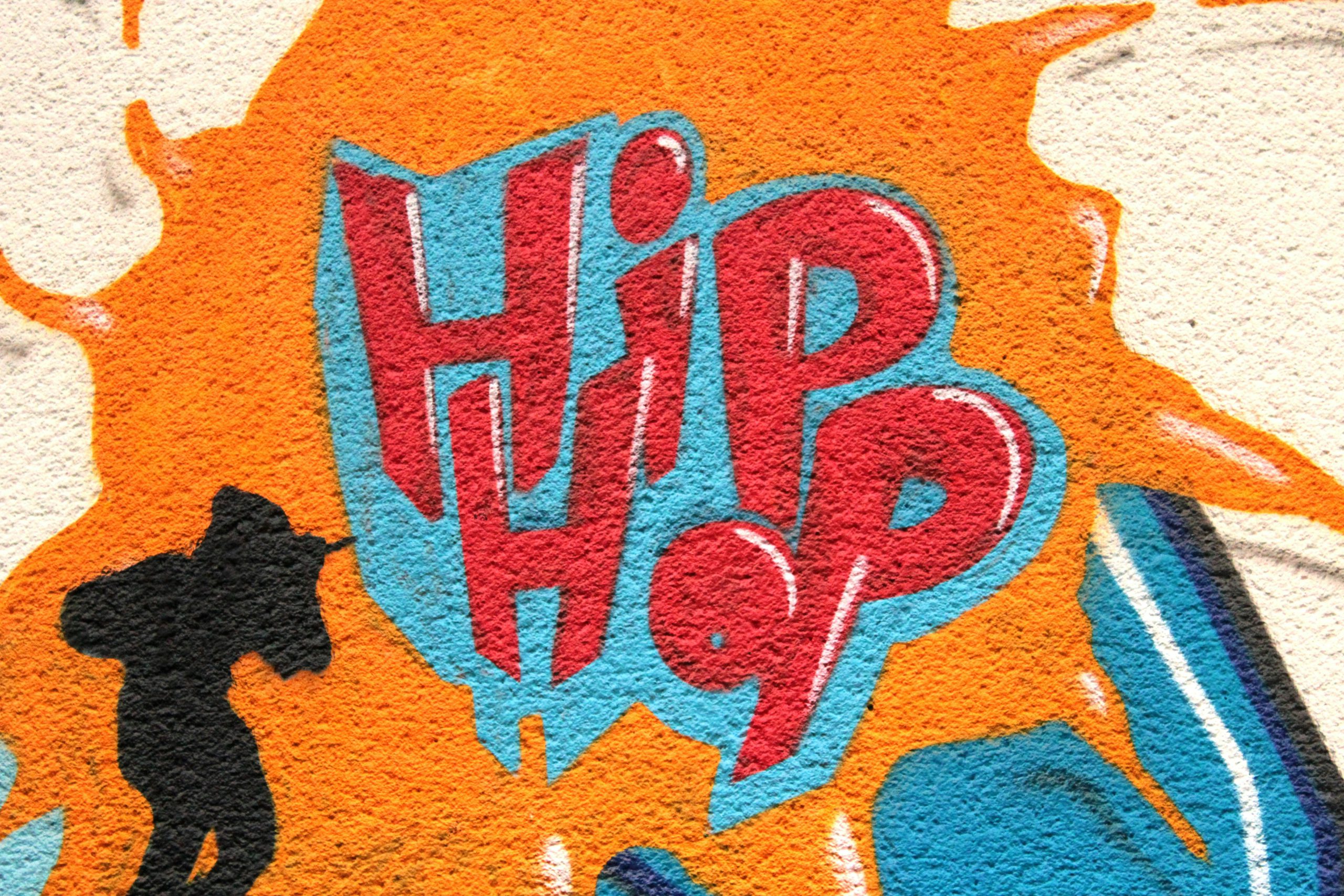 napis Hip Hop na pomarańczowym tle