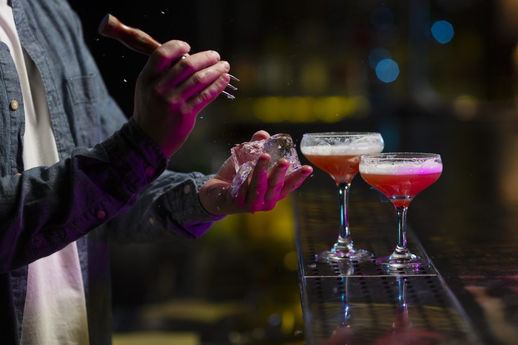 barman przygotowuje orzeźwiające drinki - szkolenia dla barmanów