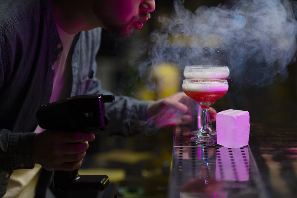 barman dmucha w drinka tworząc sztuczkę - kurs flair