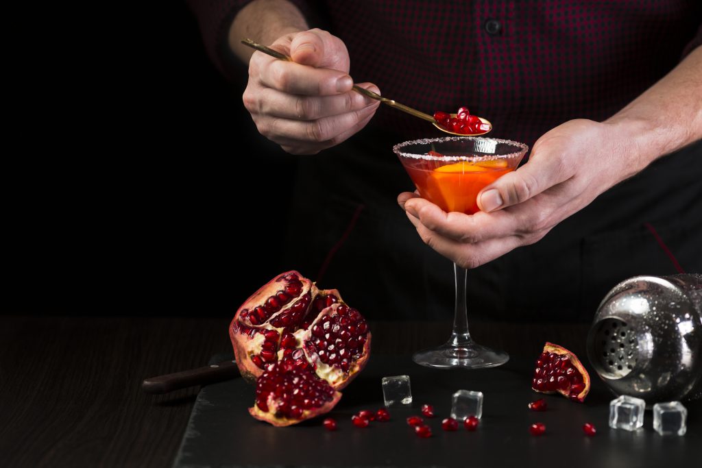 barman dodający granat do drinka - szkolenie barmańskie