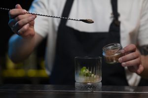 mężczyzna barman przyrządza drinka - szkolenie barmańskie dla amatorów