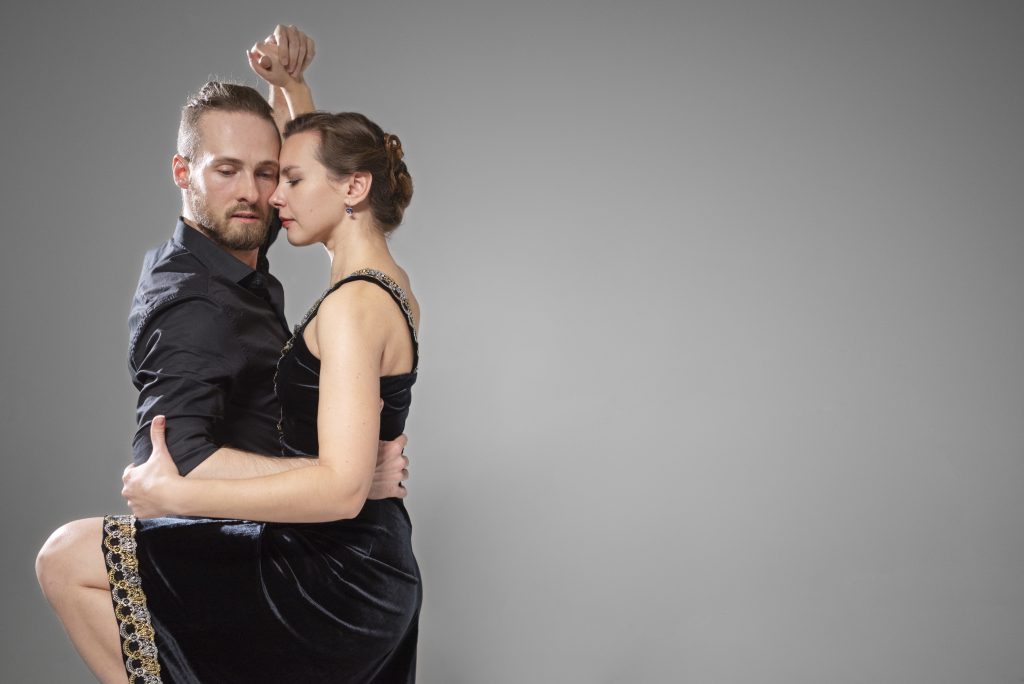młodzi ludzie uczą się tańca w studio - kursy tańca dla par