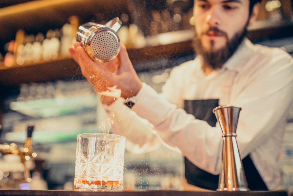 barman przygotowujący drinka - szkolenia dla barmanów