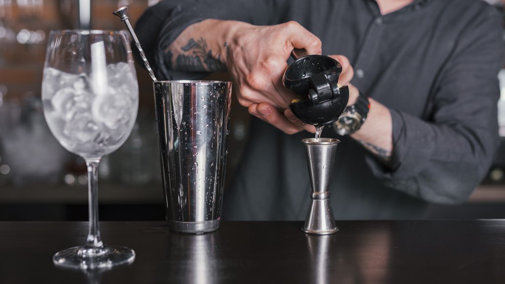 barman przygotowujący drinka - szkolenie barmańskie