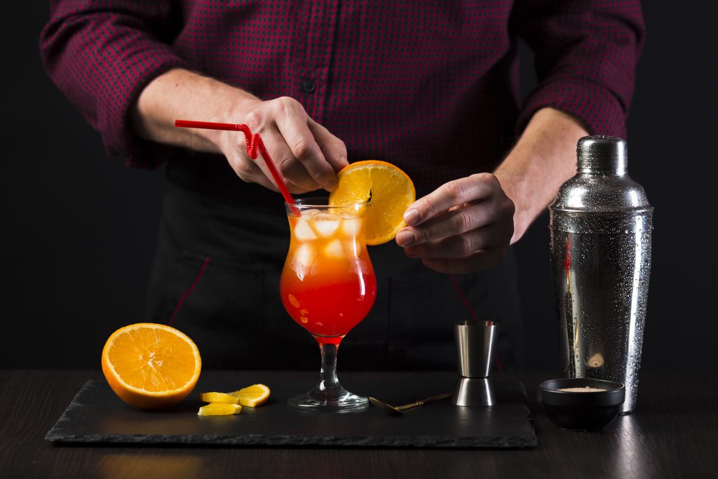 barman przygotowujący drinka z pomarańczą - szkolenie flair