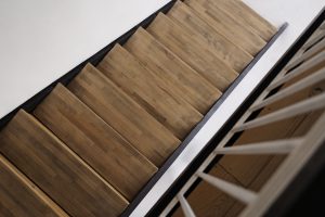 proste dębowe schody z barierką