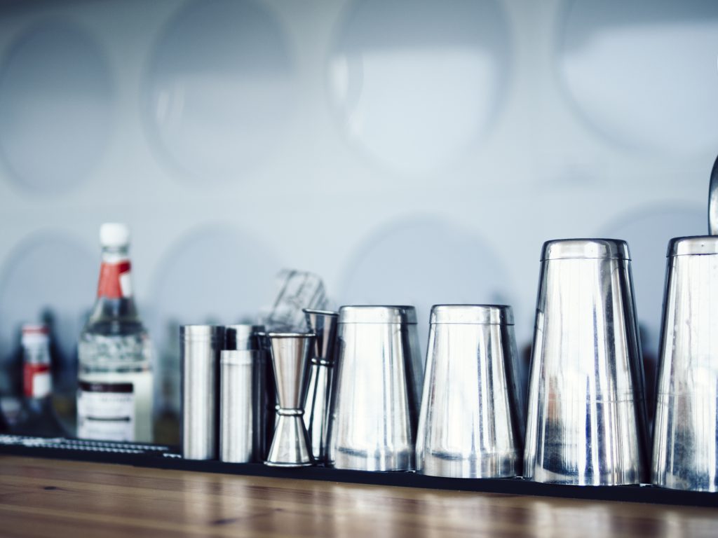 shakery ustawione na blacie barmana - kurs robienia drinków