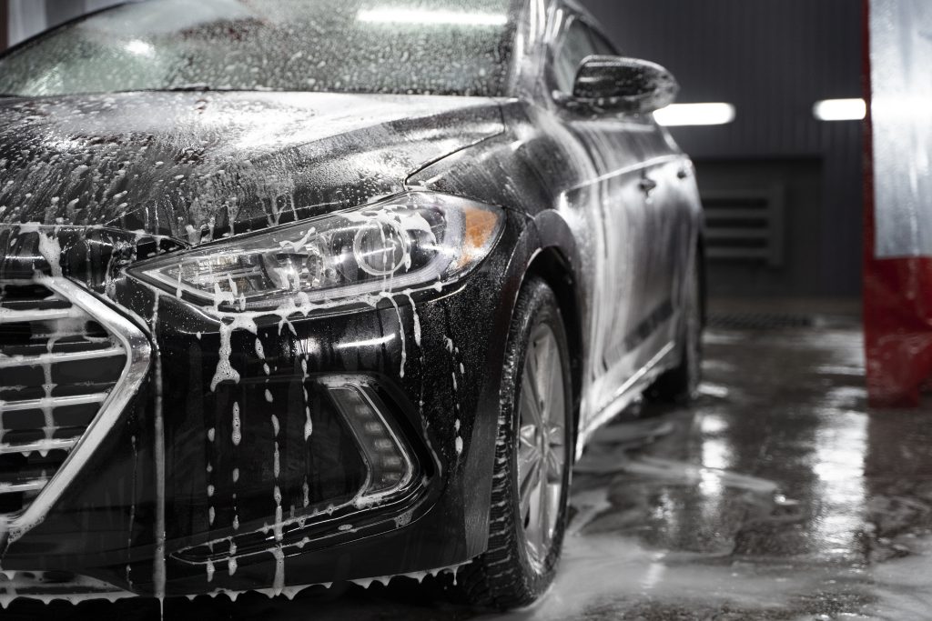 zbliżenie na czarno auto podczas mycia - mycie detailingowe gdańsk