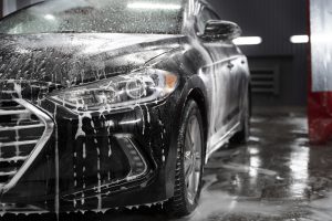 zbliżenie na czarno auto podczas mycia - mycie detailingowe gdańsk